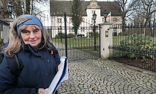 Sorgt mit ihrer neuen Führung dafür, dass die alten lippischen Bräuche wieder lebendig werden: Barntrups Stadtführerin Marion Behrend - hier vor dem Alverdisser Schloss. - Sylvia Frevert
