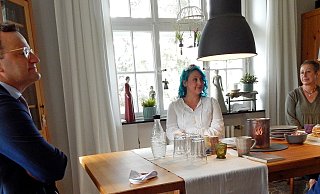 Bundesgesundheitsminister Jens Spahn sitzt mit Christina Michel (Mitte) und Heike Dilk am Kaffeetisch. Es gibt Münsterländer Himmeltorte. Landratskandidat Jens Gnisa (CDU) und der CDU-Kreisvorsitzende Lars Brakhage waren ebenfalls eingeladen. - Gunter Held Bundesgesundheitsminister Jens Spahn sitzt mit Christina Michel (Mitte) und Heike Dilk am Kaffeetisch. Es gibt Münsterländer Himmeltorte. Landratskandidat Jens Gnisa (CDU) und der CDU-Kreisvorsitzende Lars Brakhage waren ebenfalls eingeladen. - Gunter Held