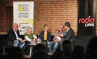 von (links) Fallschirmspringerin Annelies Schäfermann sowie Stefanie und Andreas Graßl, die einen Brand in Dörentrup gelöscht haben. - Bernhard Preuss
