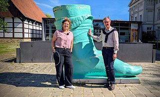 Wo fängt man an, wenn man die Geschichte hinter dem Hermannsdenkmal kennenlernen will? Im Landesmuseum Detmold, denn hier gibt es mit Museumsleiter Dr. Michael Zelle einen echten Arminius-Experten. LZ-Redakteurin Yvonne Glandien hat für den Podcast "Mythos Arminius" mit ihm gesprochen. - Yvonne Glandien Wo fängt man an, wenn man die Geschichte hinter dem Hermannsdenkmal kennenlernen will? Im Landesmuseum Detmold, denn hier gibt es mit Museumsleiter Dr. Michael Zelle einen echten Arminius-Experten. LZ-Redakteurin Yvonne Glandien hat für den Podcast "Mythos Arminius" mit ihm gesprochen. - Yvonne Glandien