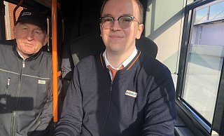 Zwei Generationen Busfahrer: Leen de Kok (links) und Janis Düphans. - Martin Hostert Zwei Generationen Busfahrer: Leen de Kok (links) und Janis Düphans. - Martin Hostert