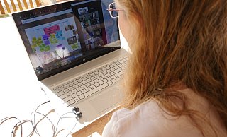 Die Teilnahme an der Zukunftskonferenz war Detmoldern digital möglich. Neben der Videokonferenz-Software Zoom wurden die Murals (virtuelle Pinnwände) verwendet. Der schriftliche Austausch lief über den Dienst Slack. - Jost Wolf Die Teilnahme an der Zukunftskonferenz war Detmoldern digital möglich. Neben der Videokonferenz-Software Zoom wurden die Murals (virtuelle Pinnwände) verwendet. Der schriftliche Austausch lief über den Dienst Slack. - Jost Wolf