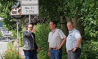In Entrup machen sich (von links) Markus Baier, Carsten Steinmeier und Jens Hanken ein Bild von der Lage. - CDU Lemgo In Entrup machen sich (von links) Markus Baier, Carsten Steinmeier und Jens Hanken ein Bild von der Lage. - CDU Lemgo