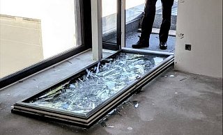 Nur noch Splitter: Am Haus von Michael Melcher zerstörten die Täter unter anderem diese 80 Kilogramm schwere Fensterscheibe – samt Rahmen. - Michael Melcher