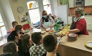 Mittagessen in der OGS Bösingfeld: Janine Bielak (links) und Gerlinde Winter von der Mensa verteilen die begehrten Nudeln in drei Schichten. - Sylvia Frevert(LZ)
