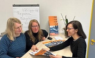 Nicole Marx, Anja Wittfeld und Yvonne Wagner-Brigant (von links) von der VHS Lippe-Ost freuen sich über das neue Programmheft. - VHS Lippe-Ost Nicole Marx, Anja Wittfeld und Yvonne Wagner-Brigant (von links) von der VHS Lippe-Ost freuen sich über das neue Programmheft. - VHS Lippe-Ost