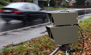 Achtung Blitzer: Eine der mobilen Geschwindigkeitsmessstellen der Kreispolizei Lippe im Einsatz. - Bernhard Preu&szlig;