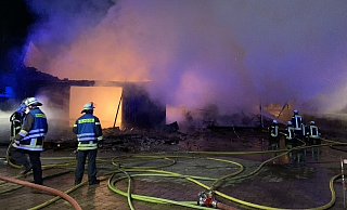 Zwei Großbrände haben die Feuerwehr am späten Samstagabend in Atem gehalten. - Freitag TV