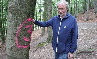 Zum Ärger von Bernd Mühlenmeier sind im Wald nahe der Wallanlage Alt Sternberg Markierungen im Wald aufgetaucht, die so schnell nicht wieder verschwinden. Eine Art Schnitzeljagd, vermutet Mühlenmeier. - Jens Rademacher Zum Ärger von Bernd Mühlenmeier sind im Wald nahe der Wallanlage Alt Sternberg Markierungen im Wald aufgetaucht, die so schnell nicht wieder verschwinden. Eine Art Schnitzeljagd, vermutet Mühlenmeier. - Jens Rademacher