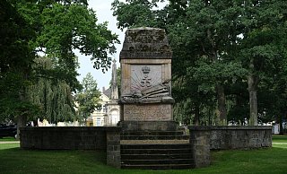 Die CDU hat sich gewünscht, dass die Ehrendenkmäler auf dem Kaiser-Wilhelm-Platz wieder in Schuss gebracht werden. Das gehört nämlich nicht zum laufenden Sanierungsverfahren. Aber Geld dafür wird es eher nicht geben.  - Sven Koch