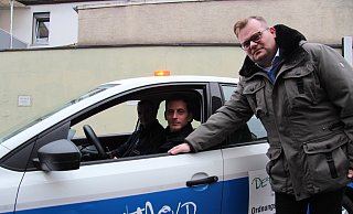 So wie in Detmold könnte der Ordnungsdienst auch bald in Augustdorf unterwegs sein. Hier sitzen Rafael Rathmann und Fabian Matzen in ihrem Dienstwagen und tauschen sich mit Teamleiter Peer Reese aus. - Nadine Uphoff