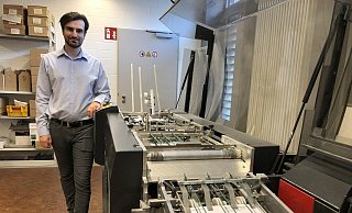 Jan Tümce, Chef im Druck- und Kuvertierzentrum von OWL-IT, hat mit seiner Mannschaft 1,5 Millionen Wahlbenachrichtigungen auf den Weg gebracht. Unverzichtbar ist hierbei die Kuvertiermaschine (rechts), die bis zu 27.000 Umschläge in der Stunde schafft. - Till Brand