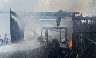 Die Fahrzeuge im Anbau wurden ebenfalls vollständig zerstört. - Feuerwehr Horn-Bad Meinberg