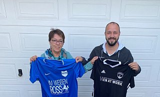 Hier dreht sich (fast) alles um die Jerxer Trikots: Edeltraud Patscha wäscht die Outfits des SVE, Sohn Andre hat lediglich fürs Foto ein Post-Trikot mitgebracht. - Sebastian Lucas(LZ) Hier dreht sich (fast) alles um die Jerxer Trikots: Edeltraud Patscha wäscht die Outfits des SVE, Sohn Andre hat lediglich fürs Foto ein Post-Trikot mitgebracht. - Sebastian Lucas(LZ)