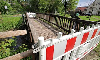 Die Fu&szlig;g&auml;ngerbr&uuml;cke &uuml;ber die Kalle am M&uuml;hlendamm ist gesperrt. Sie soll erneuert werden. - Jens Rademacher