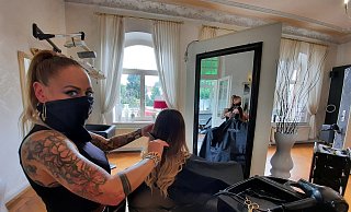Friseurmeisterin Patricia Jashari betreibt seit zehn Jahren ihren eigenen Salon in Schieder. Nun hat sie die Corona-Krise hart getroffen, sodass sie ihr Geschäft schweren Herzens vorerst schließen wird. - Michaela Weiße(LZ) Friseurmeisterin Patricia Jashari betreibt seit zehn Jahren ihren eigenen Salon in Schieder. Nun hat sie die Corona-Krise hart getroffen, sodass sie ihr Geschäft schweren Herzens vorerst schließen wird. - Michaela Weiße(LZ)