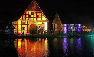 Das erleuchtete Paderborner Dorf bildet den Mittelpunkt des Museumsadvents. Rund um den Teich stehen die Buden von rund 40 Ausstellern. - Foto: LWL/Jähne Das erleuchtete Paderborner Dorf bildet den Mittelpunkt des Museumsadvents. Rund um den Teich stehen die Buden von rund 40 Ausstellern. - Foto: LWL/Jähne