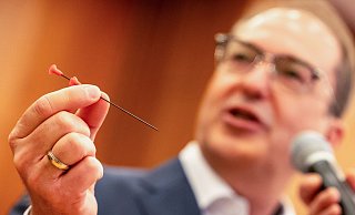 Dobrindt warnt vor der Gefahr der Waffe. - Michael Kappeler/dpa Dobrindt warnt vor der Gefahr der Waffe. - Michael Kappeler/dpa