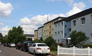 Mehrfamilienhäuser: In Leopoldshöhe ist diese Bauform in den vergangenen Jahrzehnten kaum gefördert worden, schon gar nicht als Sozialwohnungsbau. Diese Häuser stehen am Starenweg in Asemissen. Vereinzelt gibt es Mehrfamilienhäuser in Leopoldshöhe, meist freifinanziert und für Menschen mit geringem Einkommen nicht bezahlbar. - Thomas Dohna