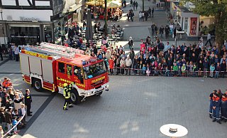 Die Feuerwehr beim Tag der offenen Tür 2017. Auch beim Familiensamstag zeigt sie sich in der Innenstadt. - Stadt Detmold Die Feuerwehr beim Tag der offenen Tür 2017. Auch beim Familiensamstag zeigt sie sich in der Innenstadt. - Stadt Detmold