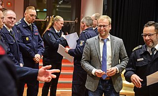 Bürgermeister Borris Ortmeier und Sascha Medina (stellv. Kreisbrandmeister) vergeben die Auszeichnungen an die Geehrten - Nicole Ellerbrake Bürgermeister Borris Ortmeier und Sascha Medina (stellv. Kreisbrandmeister) vergeben die Auszeichnungen an die Geehrten - Nicole Ellerbrake