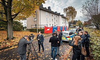 Großes Medieninteresse vor dem Tatort. Ein Absperrzaun soll Neugierige abhalten. - Torben Gocke Großes Medieninteresse vor dem Tatort. Ein Absperrzaun soll Neugierige abhalten. - Torben Gocke