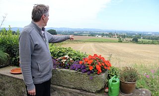 Burkhard Meier zeigt auf die Stelle im Feld, wo er seine Katze leblos und schwer verletzt aufgefunden hat. - Kirsten Fuhrmann