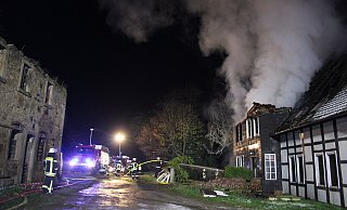 Die Flammen haben sich durch das alte Bauernhaus im Ortsteil Wüsten gefressen. Die Feuerwehr konnte ein Übergreifen auf Teile der Scheune durch eine Riegelstellung verhindern. - Foto: Daniel Hobein/Feuerwehr Bad Salzuflen Die Flammen haben sich durch das alte Bauernhaus im Ortsteil Wüsten gefressen. Die Feuerwehr konnte ein Übergreifen auf Teile der Scheune durch eine Riegelstellung verhindern. - Foto: Daniel Hobein/Feuerwehr Bad Salzuflen