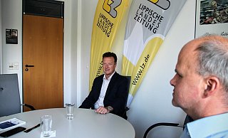Bürgermeister-Kandidat Marcus Püster (CDU, rechts) nimmt seinen Kontrahenten Bodo Kibgies (parteilos) in die Mangel. - Silke Buhrmester Bürgermeister-Kandidat Marcus Püster (CDU, rechts) nimmt seinen Kontrahenten Bodo Kibgies (parteilos) in die Mangel. - Silke Buhrmester