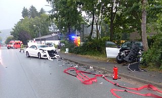Zwei Menschen wurden bei diesem Unfall schwer verletzt. - Feuerwehr Kalletal