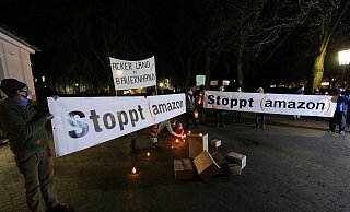 Mahnwache gegen Amazon. - Jost Wolf