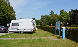 Unscheinbar: Noch ist der Wohnmobilstellplatz am Blomberger Ostring nicht besonders attraktiv. Oft campieren hier unberechtigterweise auch Wohwagengespanne. Für 60.000 Euro soll der Platz modernisiert werden. - Tanja Watermann Unscheinbar: Noch ist der Wohnmobilstellplatz am Blomberger Ostring nicht besonders attraktiv. Oft campieren hier unberechtigterweise auch Wohwagengespanne. Für 60.000 Euro soll der Platz modernisiert werden. - Tanja Watermann