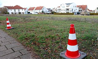 Dort, wo die beiden Verkehrskegel stehen, sollte bislang die Einfahrt zum Gelände der geplanten Wohnprojektes Johanneshof sein. Der Verkehrsausschuss der Gemeinde forderte eine Verlegung der Einfahrt an den Johannesweg. - Thomas Dohna Dort, wo die beiden Verkehrskegel stehen, sollte bislang die Einfahrt zum Gelände der geplanten Wohnprojektes Johanneshof sein. Der Verkehrsausschuss der Gemeinde forderte eine Verlegung der Einfahrt an den Johannesweg. - Thomas Dohna