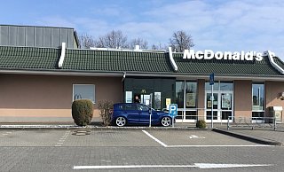 Derzeit der Fixpunkt: „McDonald’s" wirbt für das kontaktlose Bezahlen. Das ist beim „McDrive", wie hier in Lemgo, am besten umzusetzen. - Axel Bürger