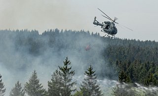 Die Feuerwehr versucht mit einem Hubschrauber einen Moorbrand im deutsch-belgischen Grenzgebiet bei Aachen zu löschen. - Ralf Roeger/dmp-press/dpa Die Feuerwehr versucht mit einem Hubschrauber einen Moorbrand im deutsch-belgischen Grenzgebiet bei Aachen zu löschen. - Ralf Roeger/dmp-press/dpa