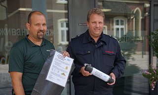 Sven Anders (links), Fachteamleiter Stadtentwässerung, Wasserwirtschaft der Stadt Lage, und Andreas Bicker, stellvertretender Wehrführer der Freiwilligen Feuerwehr Lage, weisen auf die Herausgabe von Sandsäcken hin. - Stadt Lage