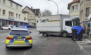 Der Lkw ist in ein Schaufenster gefahren, die Polizei sichert die Lage vor Ort. - Janet König Der Lkw ist in ein Schaufenster gefahren, die Polizei sichert die Lage vor Ort. - Janet König
