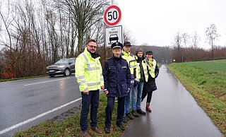 Andreas Raabe (Stadt Detmold), Polizeihauptkommissar Ralf Böthgen, Rainer Holste (Stadt Horn-Bad Meinberg), Jochen Detering (Stadt Detmold) und Christiane Watermann vom Kreis Lippe (von links) stehen an der Stelle an der Hornschen Straße, an der im Oktober ein 21-Jähriger tödlich verunglückt ist. - Lorraine Brinkmann