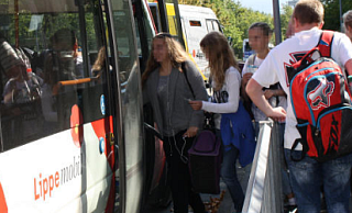 Schulschluss: Nach dem Unterricht warten die Schüler darauf, dass sie in den Bus steigen können. - Archiv: Freya Köhring Schulschluss: Nach dem Unterricht warten die Schüler darauf, dass sie in den Bus steigen können. - Archiv: Freya Köhring