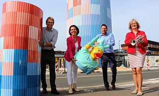 Stadtwerkechef Jörg Karlikowski (von links), Stadtwerke-Pressesprecherin Eva-Susanne Ellminger, Bürgermeister Frank Hilker und Susanne Sundhoff, Vorsitzende des Orchesters Vahlhausen Lippe-Detmold, stimmen sich schon mal ein fürs anstehende Fest. - Janet König