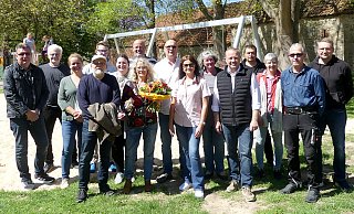 Der neue Vorsitzende des Heimatvereins, Andreas Liske (hinten Mitte), seine Vorgängerin Annette Flörkemeier (mit Blumenstraß) und Bürgermeister Mario Hecker (5. von rechts) freuen sich mit vielen Bürgern über die Eröffnung des Spielplatzes. - Rudi Rudolph Der neue Vorsitzende des Heimatvereins, Andreas Liske (hinten Mitte), seine Vorgängerin Annette Flörkemeier (mit Blumenstraß) und Bürgermeister Mario Hecker (5. von rechts) freuen sich mit vielen Bürgern über die Eröffnung des Spielplatzes. - Rudi Rudolph