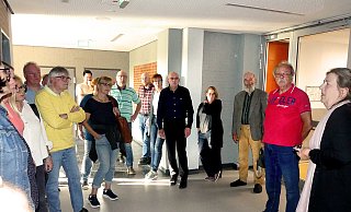 Juliane Mauermann (rechts) erklärt den Ausschussmitgliedern die eingebaute umfangreiche und meist unsichtbare Technik in der Sekundarschule. - Rudi Rudolph Juliane Mauermann (rechts) erklärt den Ausschussmitgliedern die eingebaute umfangreiche und meist unsichtbare Technik in der Sekundarschule. - Rudi Rudolph