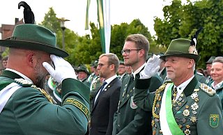 Oberst Markus Schantz (links) meldet Jörg Kleemann den „Großen Zapfenstreich“, daneben Fabian Stellmacher, Vorsitzender des Schützenkreises Lippe und Bürgermeister Borris Ortmeier. - Rudi Rudolph