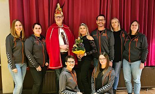 Vorstand und Prinzenpaar fiebern der neuen Session entgegen. Darauf freuen sich (hinten von links) Lena Ki&szlig;ner, Wiebke Geisler, Prinz Lars I., Prinzessin Nicole I., Benjamin Quast, Angela Quast und Madita Jacobi. (Vorne (von links) Tamara Rose und Emely Kleemann. - Rudi Rudolph