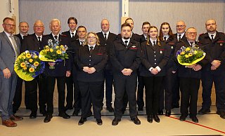 Die Geehrten und Beförderten mit Bürgermeister Friso Veldink (links) und Wehrführer Christoph Ungermann (5. v. links). - Rudi Rudolph Die Geehrten und Beförderten mit Bürgermeister Friso Veldink (links) und Wehrführer Christoph Ungermann (5. v. links). - Rudi Rudolph