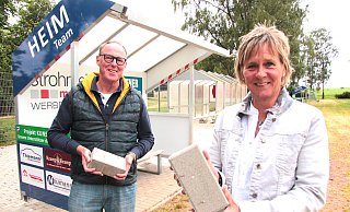 Setzen auf die Zukunft ihrer Sportstätte: Benno Beermann und Mira Hanheide freuen sich über Verbesserungen am Liemer Sportplatz – neues Pflaster und Unterstände, die mal dem Rewe in Hardissen gehörten. Bald kommen die von Arminia ausrangierten Sitzschalen. - Till Brand
