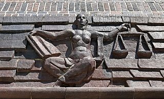 Blick auf die Justitia über dem Eingang eines Landgerichts. - Hendrik Schmidt/dpa-Zentralbild/dpa/Symbolbild Blick auf die Justitia über dem Eingang eines Landgerichts. - Hendrik Schmidt/dpa-Zentralbild/dpa/Symbolbild