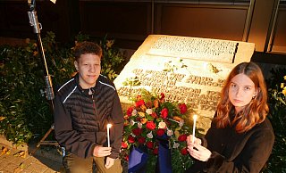 Jan-Luca Jenk (Evangelische Jugend) und Maria Carla Krasney (Katholische Jugend) legen einen Kranz zu Ehren der Opfer nieder. - Thomas Krügler Jan-Luca Jenk (Evangelische Jugend) und Maria Carla Krasney (Katholische Jugend) legen einen Kranz zu Ehren der Opfer nieder. - Thomas Krügler