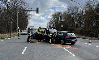 Die Einsatzkräfte an der Unfallstelle. - Feuerwehr Detmold