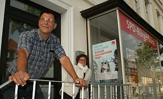 Die neue Doppelspitze der Barntruper SPD: Norbert Wrede (links) und Regina Reuschel (rechts) vor dem SPD-Bürgerbüro in der Mittelstraße. - Sylvia Frevert(LZ)